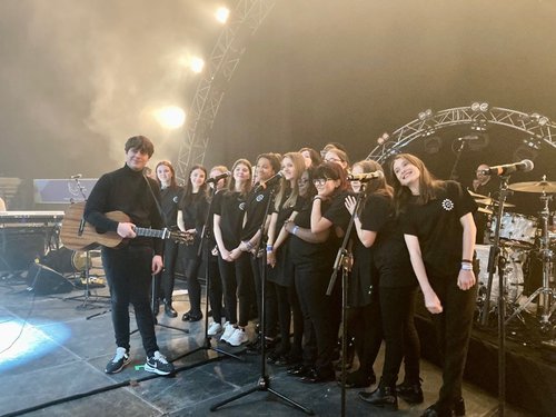 Jake Bugg posing with the school choir