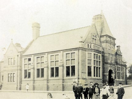 Black and white photo of children in front of Hucknall Library from early twentieth century