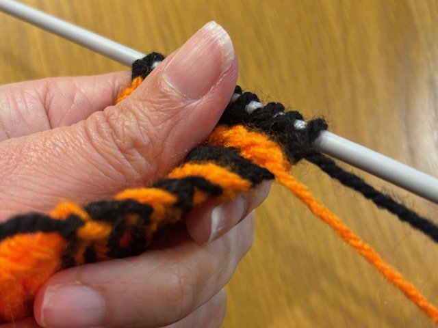 Knitting stripes with two colours
