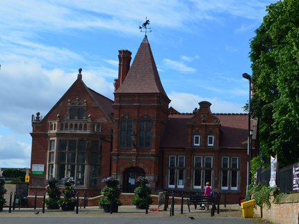 Exterior of Hucknall Library in 2016