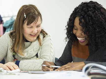 women_learning_at_a_library