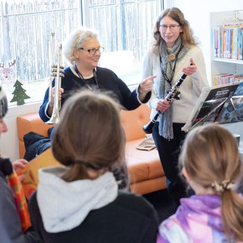 Children watching musicians with instruments