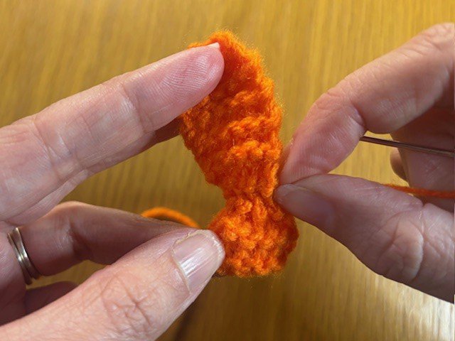 Gathering in a section of knitting, using the yarn tail