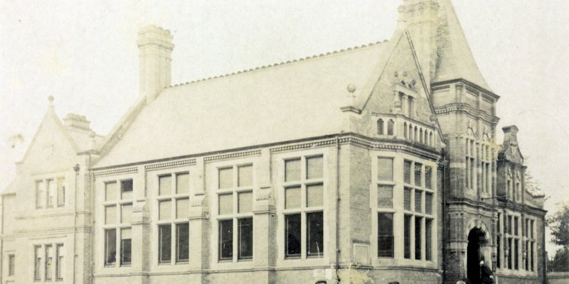 Black and white photo of children in front of Hucknall Library from early twentieth century