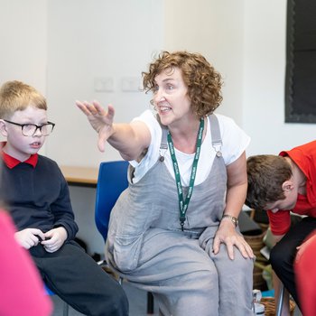 Photo of Storyteller Nicky Rafferty, working with children from Bracken Hill School