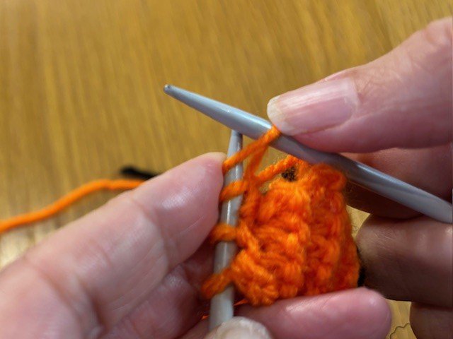 Adding a new stitch into a row of knitting