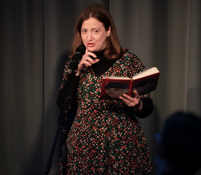 Photograph of Leanne Moden performing