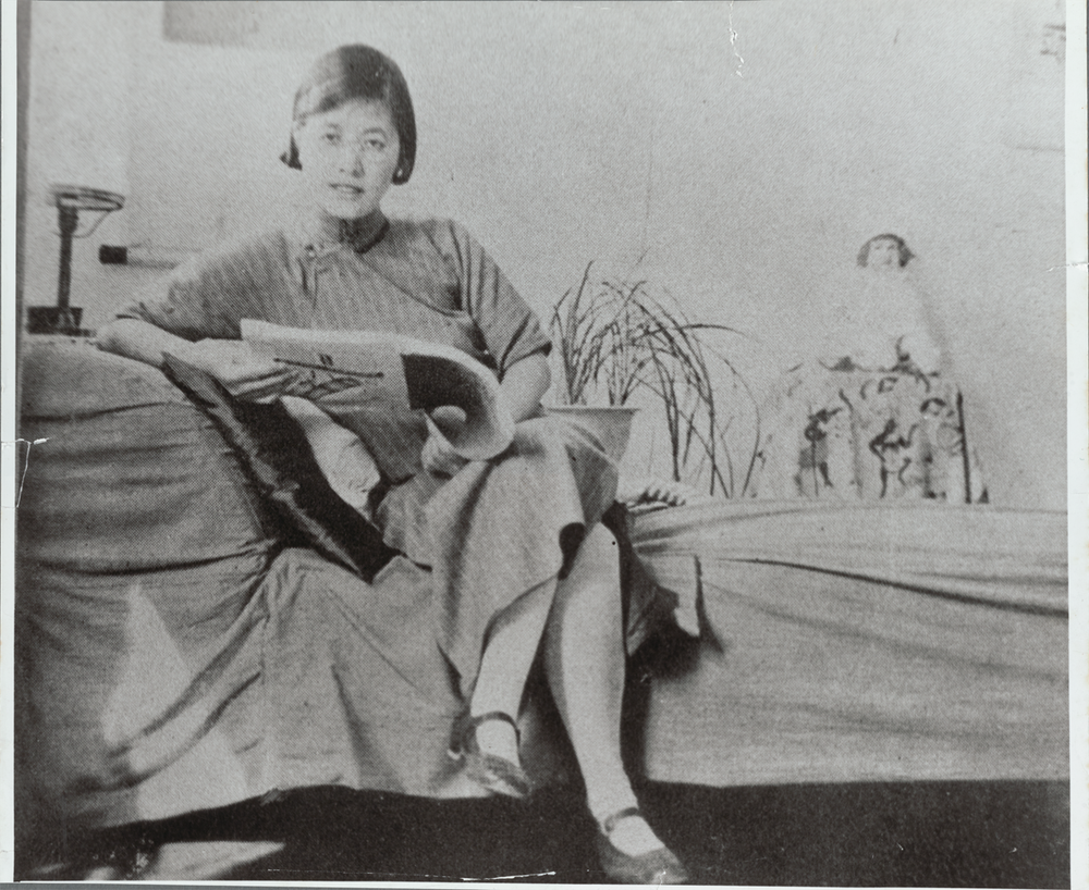 Black and white photo of Ling Shuhua