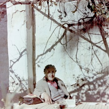 Agatha Christie relaxing during a sightseeing tour, Tajoura, Libya, 1955. © The Christie Archive Trust