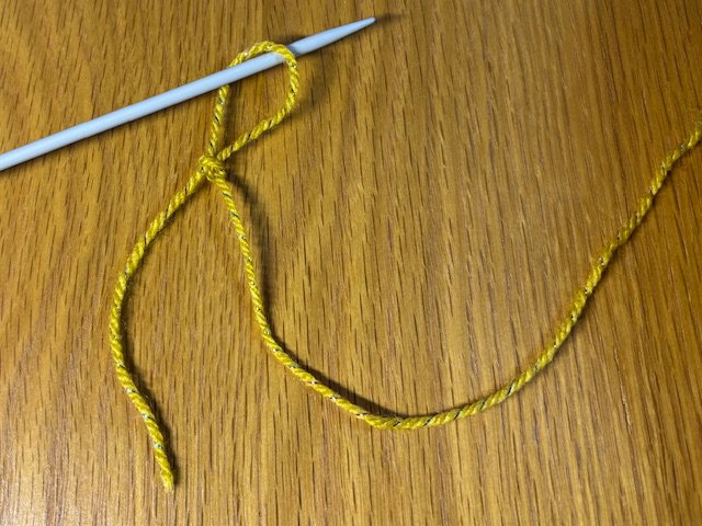 Photo of a slip knot on a knitting needle