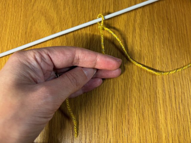 Photo of a slip knot on a knitting needle