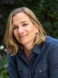 Photograph of Tracy Chevalier, smiling