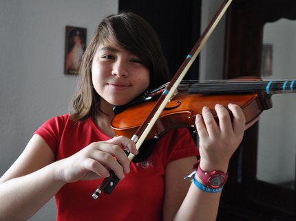 girl with violin-3849948_1280.jpg