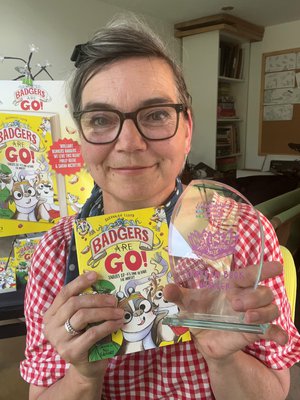 Nici Gregory holding up an InspiRead award trophy