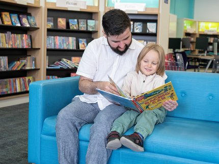 parent children child reading books Mansfield library 2025 (3).jpg