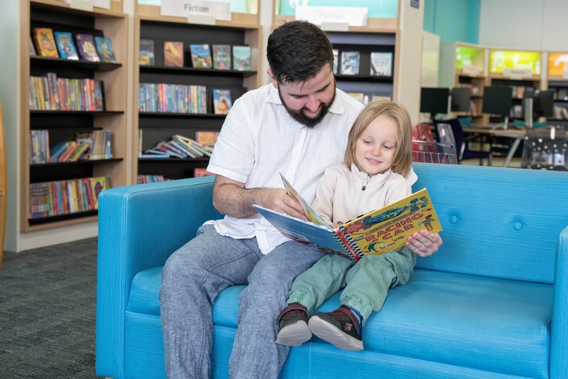 parent children child reading books Mansfield library 2025 (3).jpg